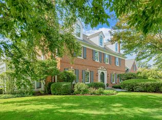 8010 Greenbriar Ct, Burr Ridge, IL 60527