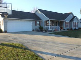 2711 S Veterans Dr, Effingham, IL 62401