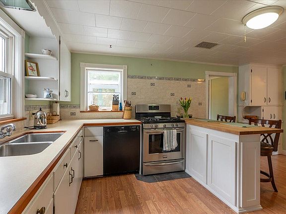 3rd image of 90 Pearl Street