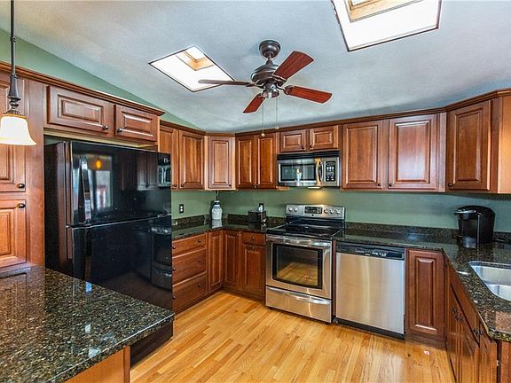 2nd image of 33 Oakwood Dr