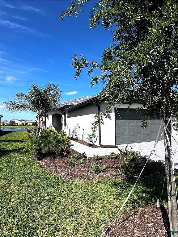 2 bed, 2.0 bath, 1557 sqft, $3,900 — Photo 2