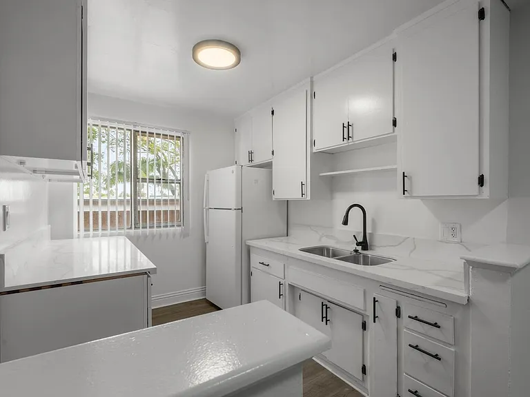 3907 Roxanne Ave — Photo 5