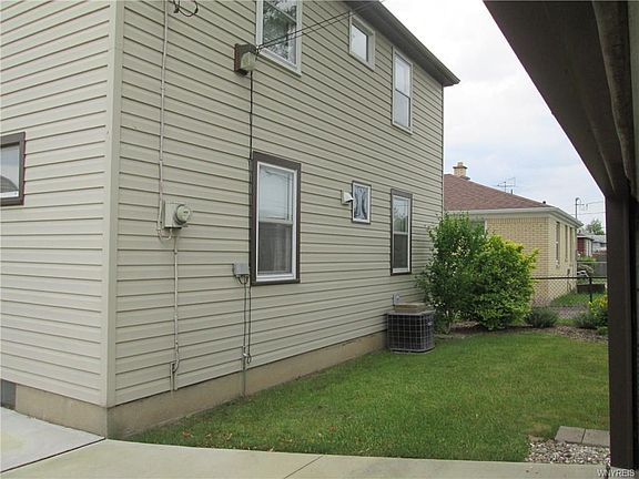 5th image of 220 Bering Ave
