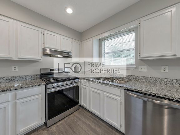 3rd image of 1008 Huntington Trce SE