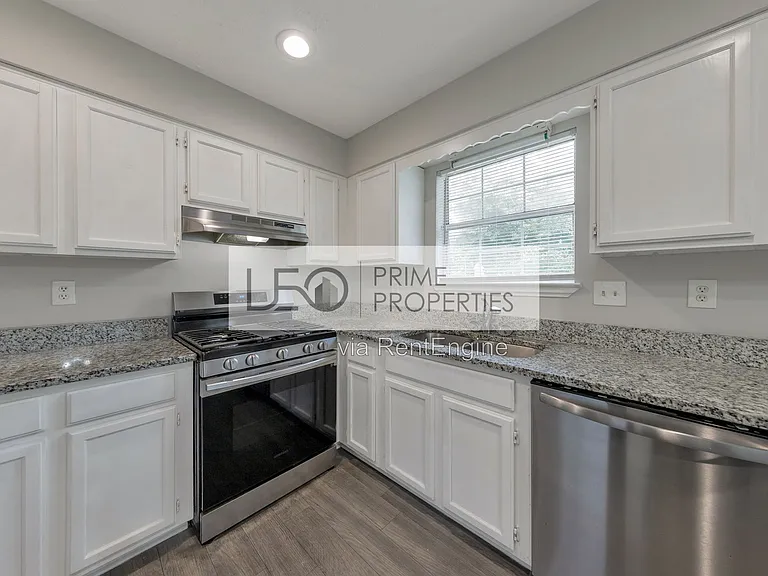 1008 Huntington Trce SE — Photo 3