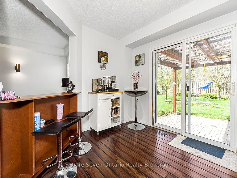 635 Commonwealth Cres — Photo 11