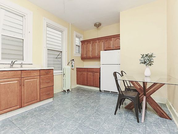 Bright eat-in kitchen
