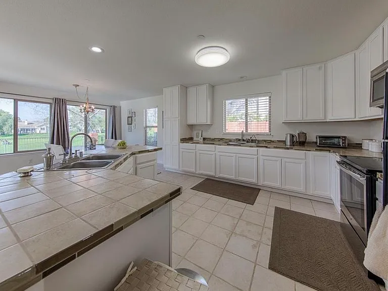 2422 Pinehurst Ct — Photo 3