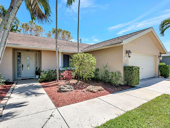 3rd image of 226 Parkwood Drive S