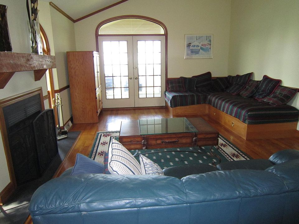 LR/Great Room w/ Built-in Couches/Twin Beds and French Doors to Rear Porch (facing Bay)