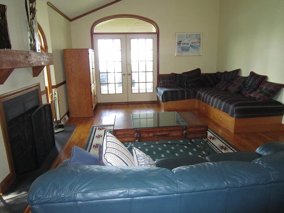 LR/Great Room w/ Built-in Couches/Twin Beds and French Doors to Rear Porch (facing Bay)