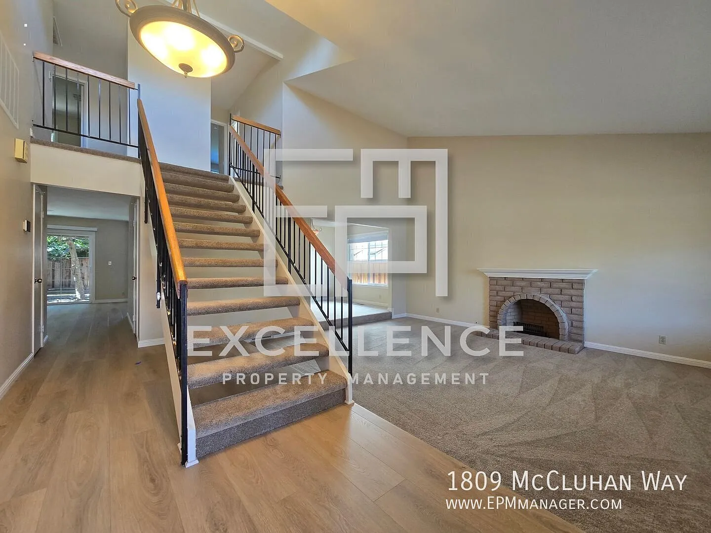 Newly Updated 5/3.5 House with 3 Car Garage, Full Bedroom and Bath Downstairs, Wet Bar, New Floor... — Photo 2