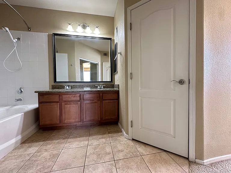 1621 Queen Victoria St #201 — Photo 15