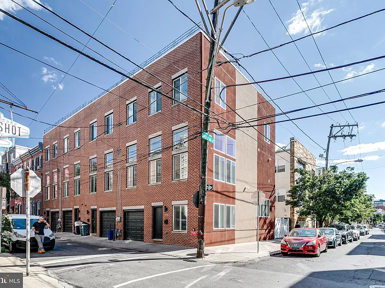 220 W George St #224 — Photo 1