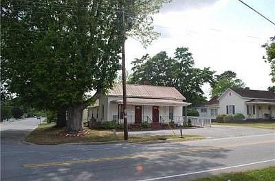 2nd image of 701 W Main St