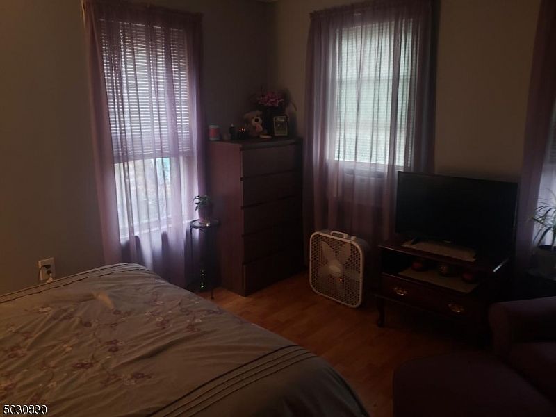 1st image of 4 Clove Ave