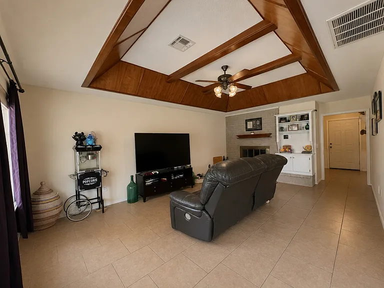 521 Cypress Dr — Photo 6