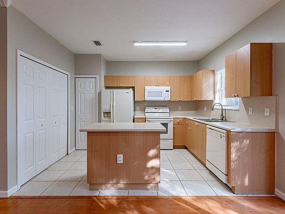 3rd image of 1508 SE 31st Court