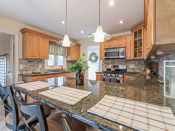 4th image of 4 Arbor Ln