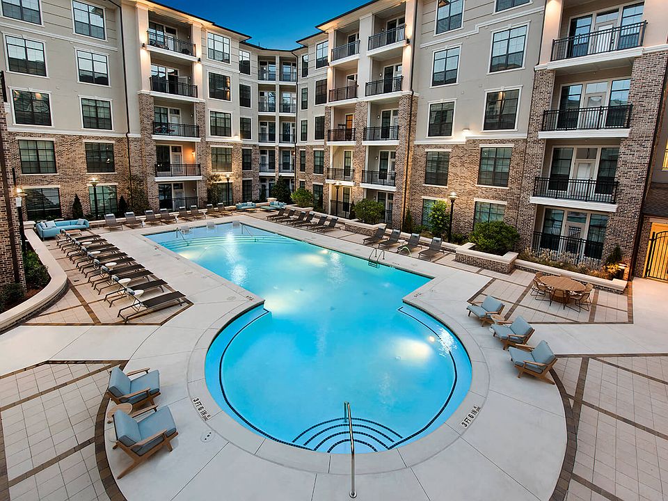 Explore our community's expansive indoor and outdoor amenity spaces