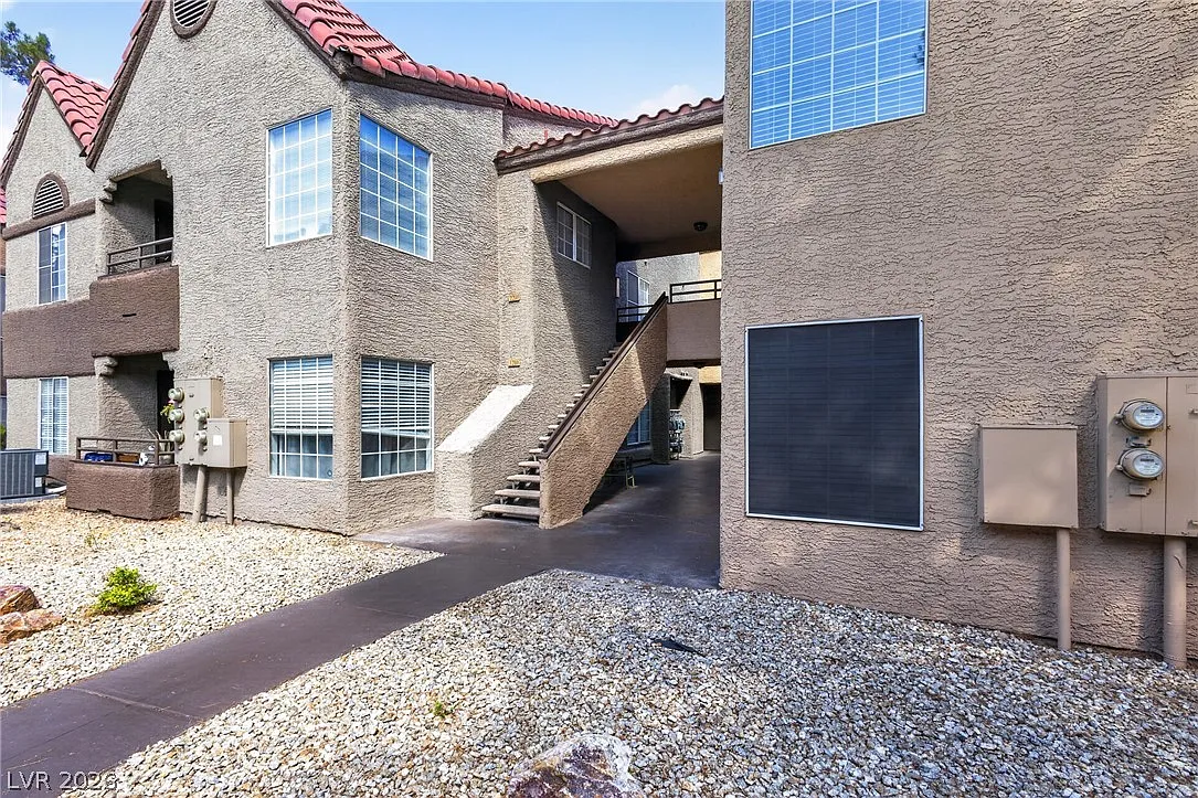 3 bed, 2.0 bath, 1183 sqft, $1,740 — Photo 1