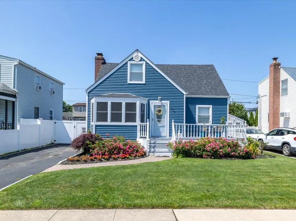 209 Venetian Boulevard, Lindenhurst, NY 11757