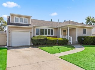 530 N Oak St, Massapequa, NY 11758