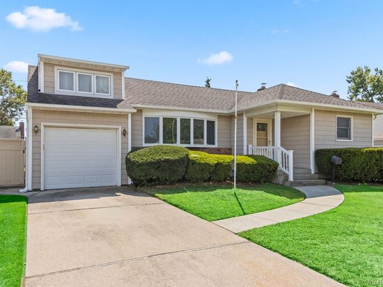 530 N Oak Street, Massapequa, NY 11758