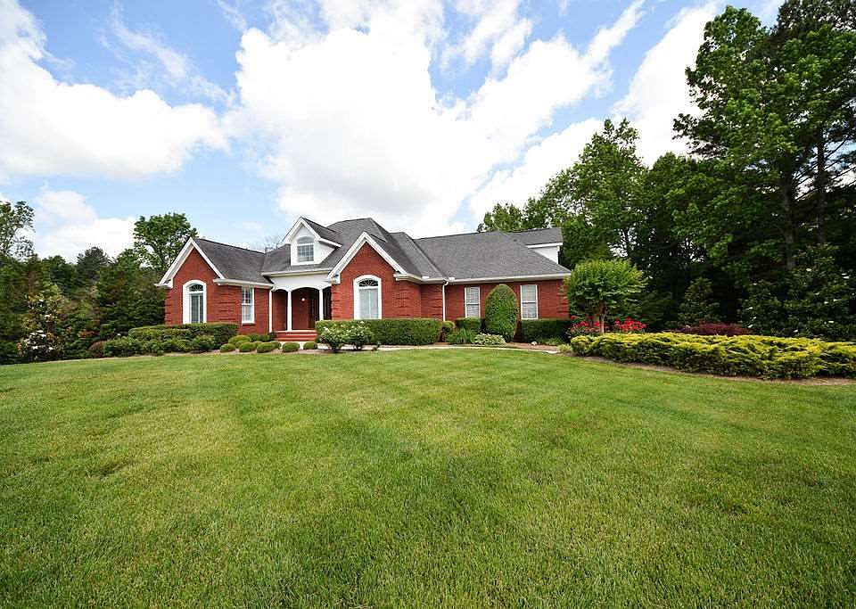 1st image of 221 Bridgewater Dr