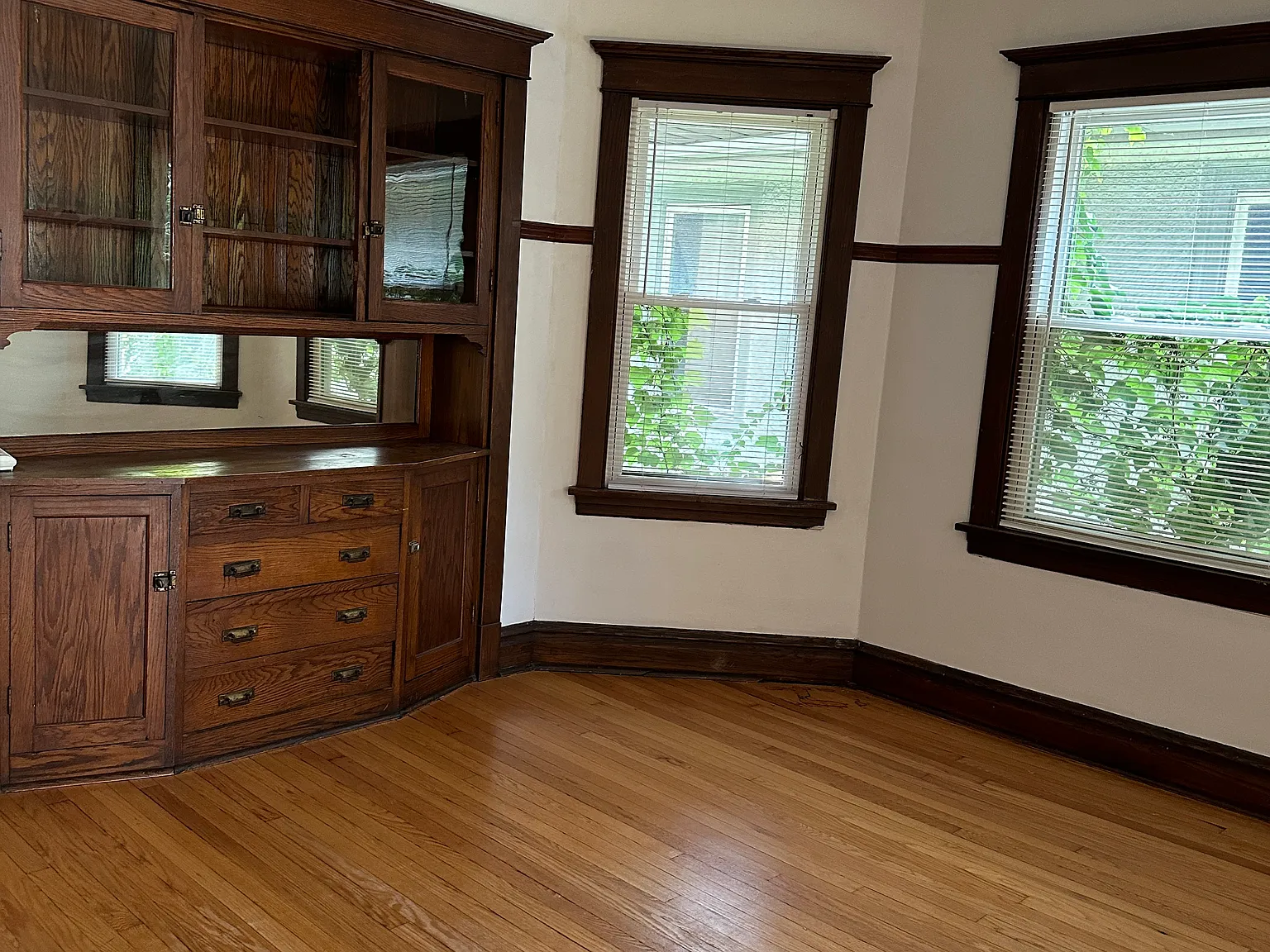 6 bed, 2500 sqft, $7,950 — Photo 3