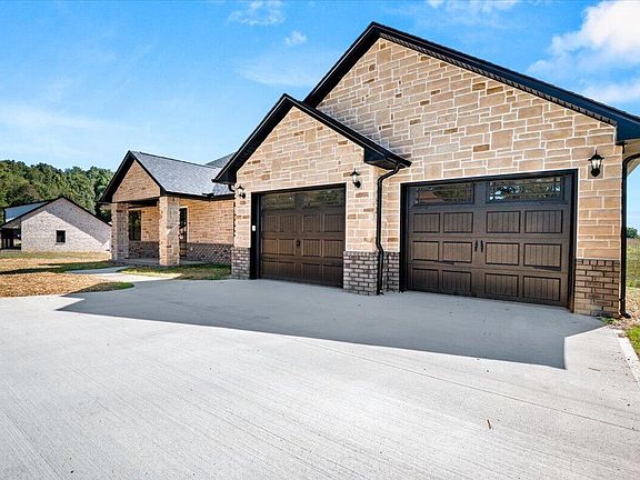4th image of 395 Madison Cir
