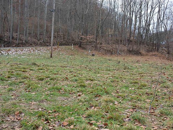 6th image of 801 Harmony Rd