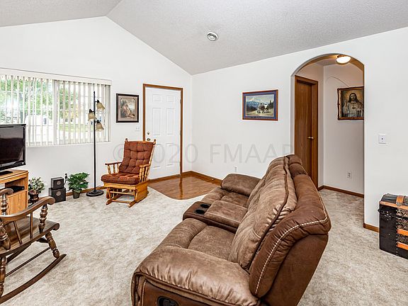 4th image of 853 12th Ave W