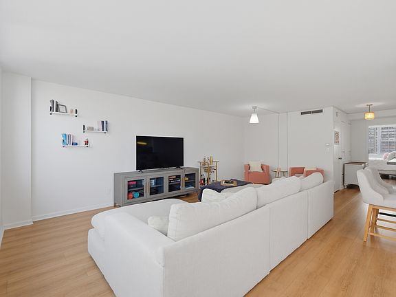 4th image of 6301 N Sheridan Rd APT 8E