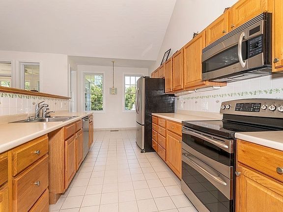 5th image of 14 Rosewood Dr