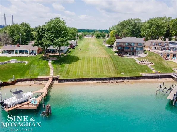 4147 River Rd E, East China, MI 48054