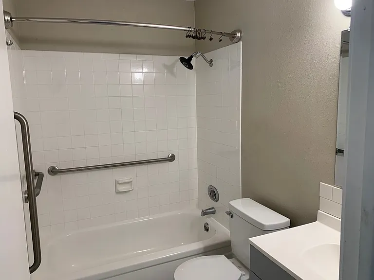 2122 W Austin Ave — Photo 6