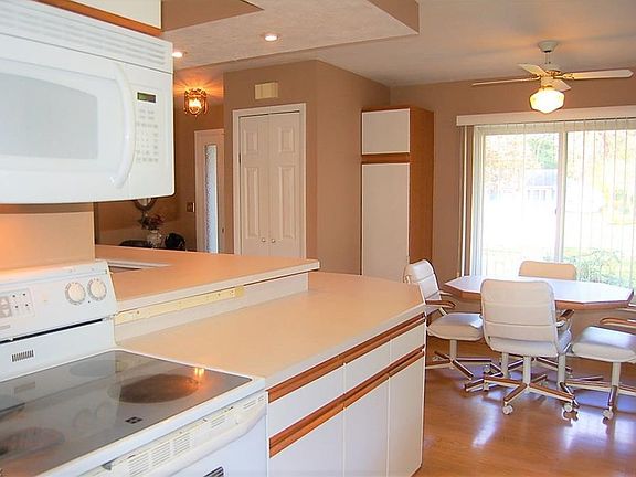 4th image of 26523 Redwood Dr