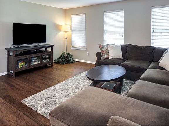 5th image of 262 Michener Ct W