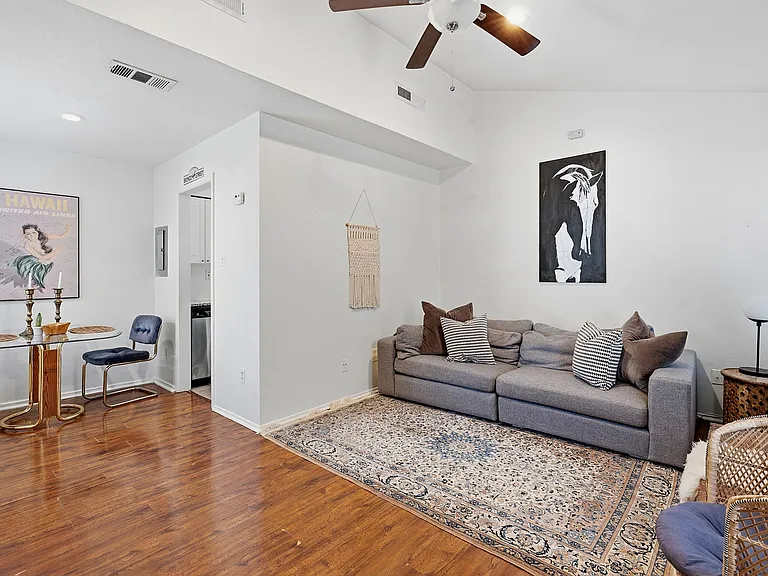 1106 W 22nd St #2 — Photo 3