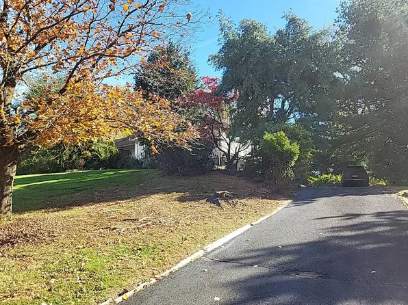 24 Longview Dr, Holmdel, NJ 07733