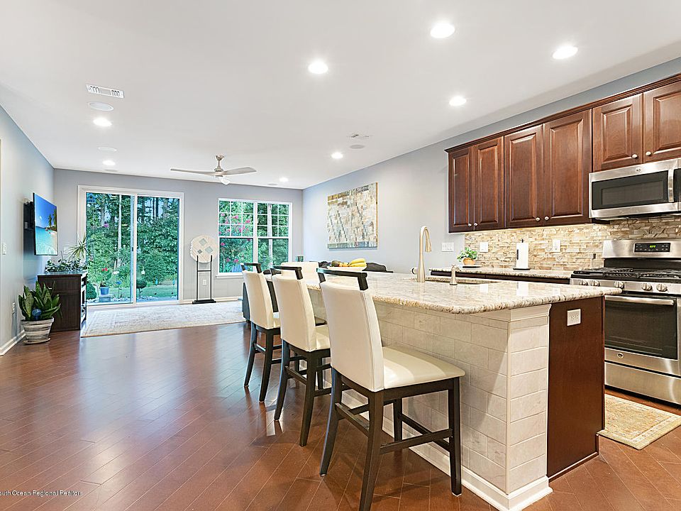 1st image of 33 Lily Pond Ct