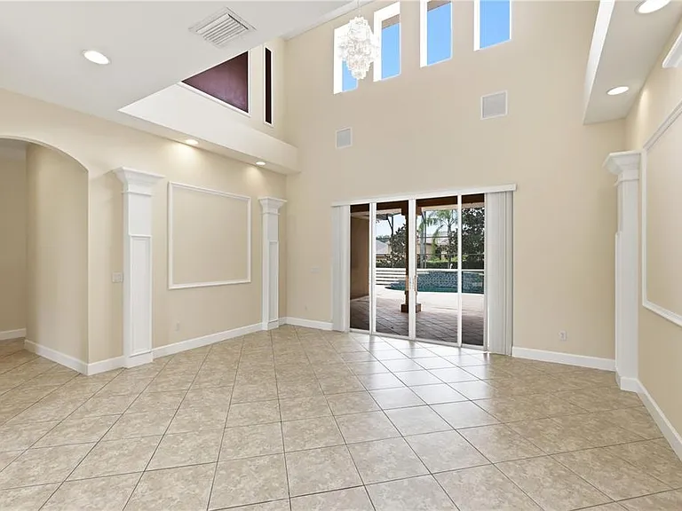 3205 King George Dr — Photo 2