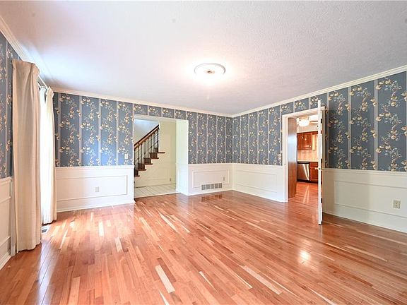 5th image of 27271 Forsythia Dr