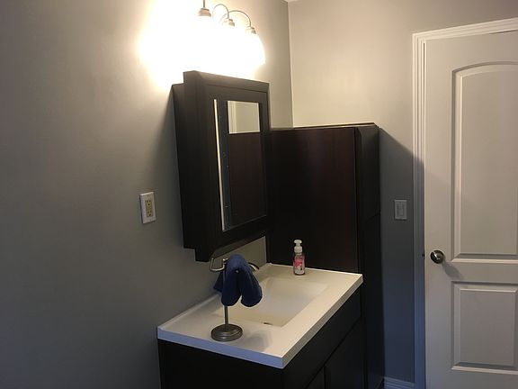 4th image of 621 E 15th St
