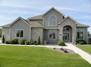 8312 S Wilding Dr, Oak Creek, WI 53154