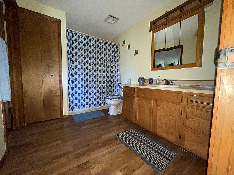 Master bath / Hallway bath