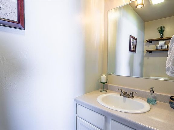 5th image of 925 N River Rock Dr