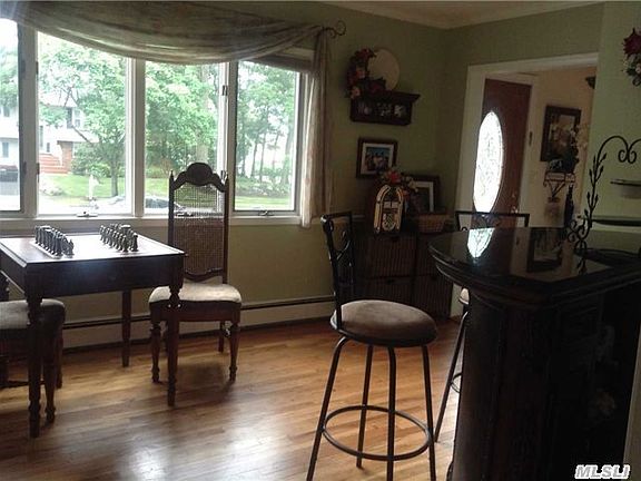 4th image of 7 Leslie Ln