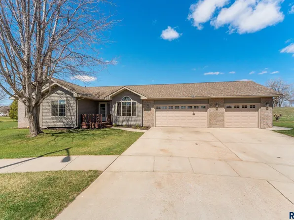 110 Johnstone Cir, Dell Rapids, SD 57022
